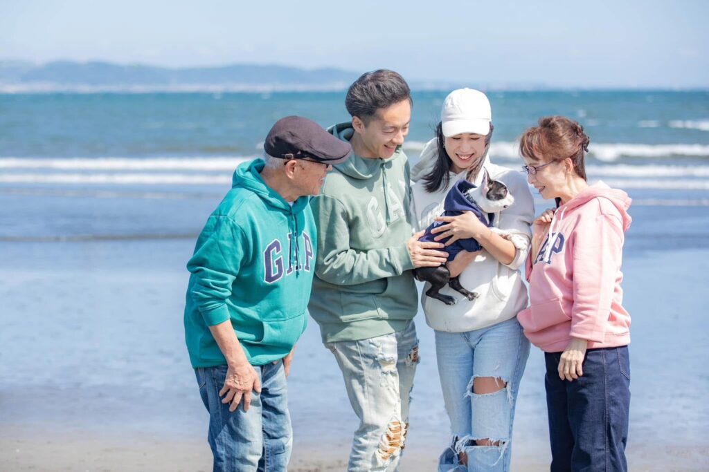 海で撮影した家族写真
