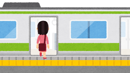 女性が電車に乗っているところ