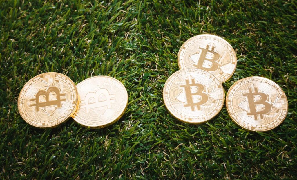 散らばるお金の写真