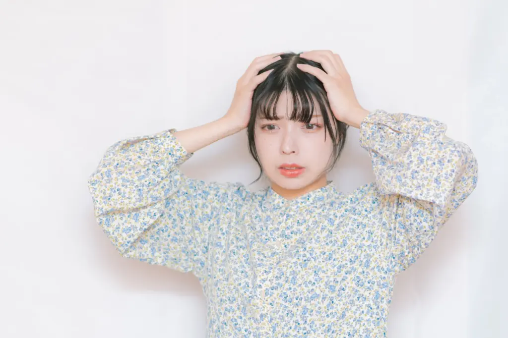 頭を抱えている女性