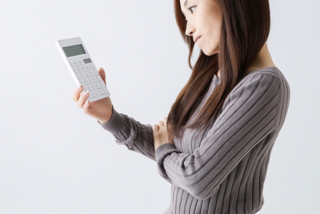 悩んでいる女性