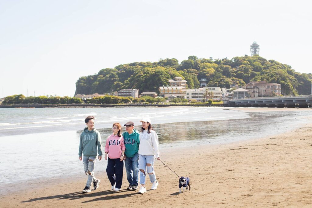 海辺を歩く家族