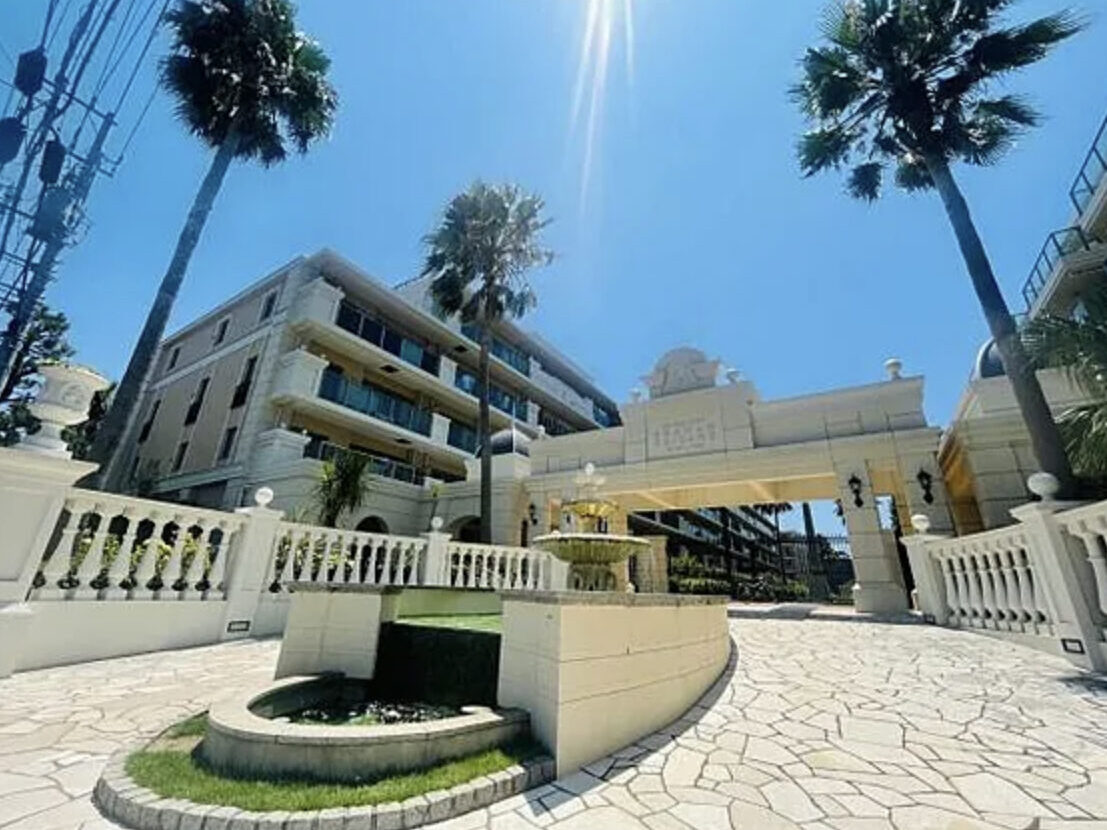 外観と中庭の写真