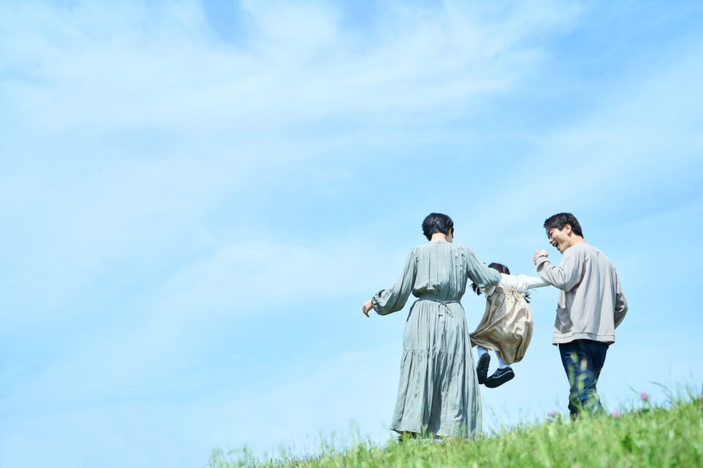 家族で手を繋いでる写真