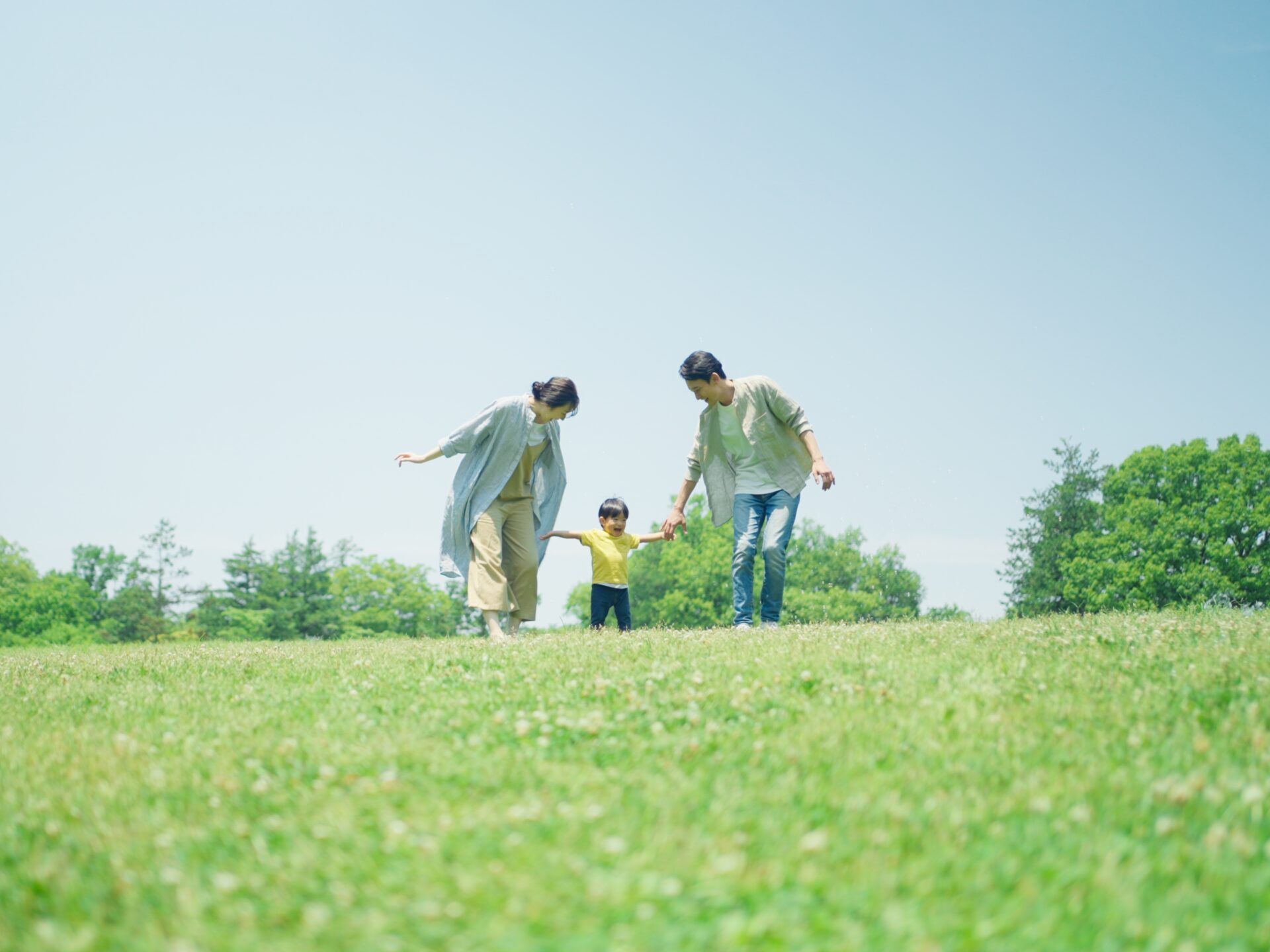 家族で手を繋いでいる写真