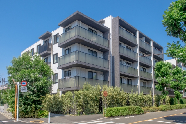 マンションと青空
