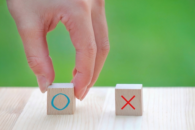 マル、バツを選択する手