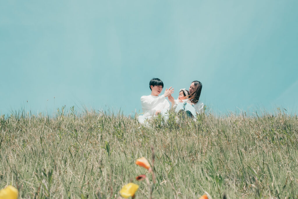 外で仲良く遊ぶ家族