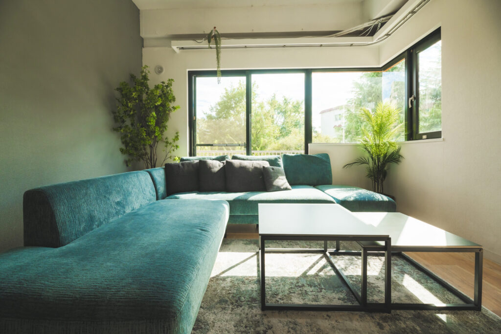 日が差し込む明るい部屋