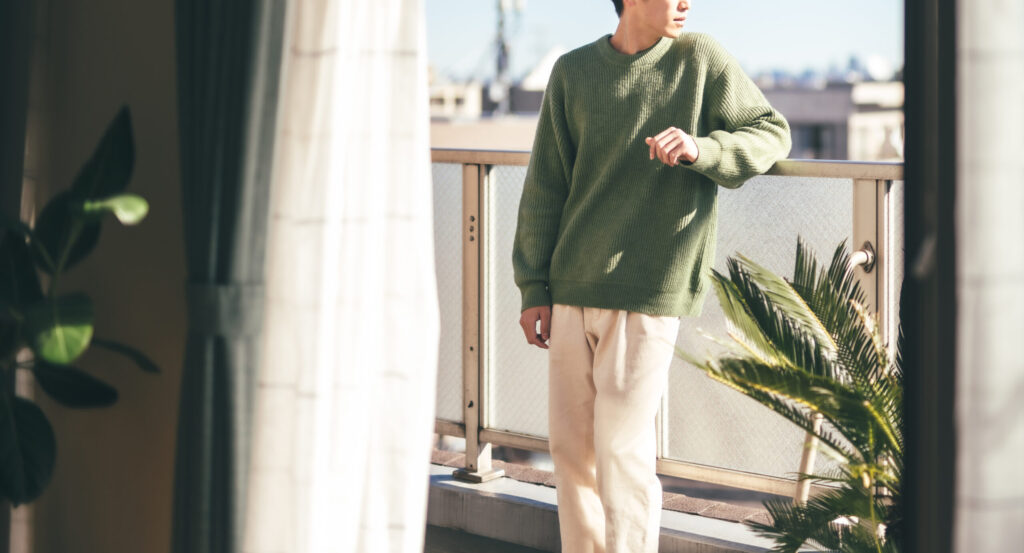 外を眺める男性