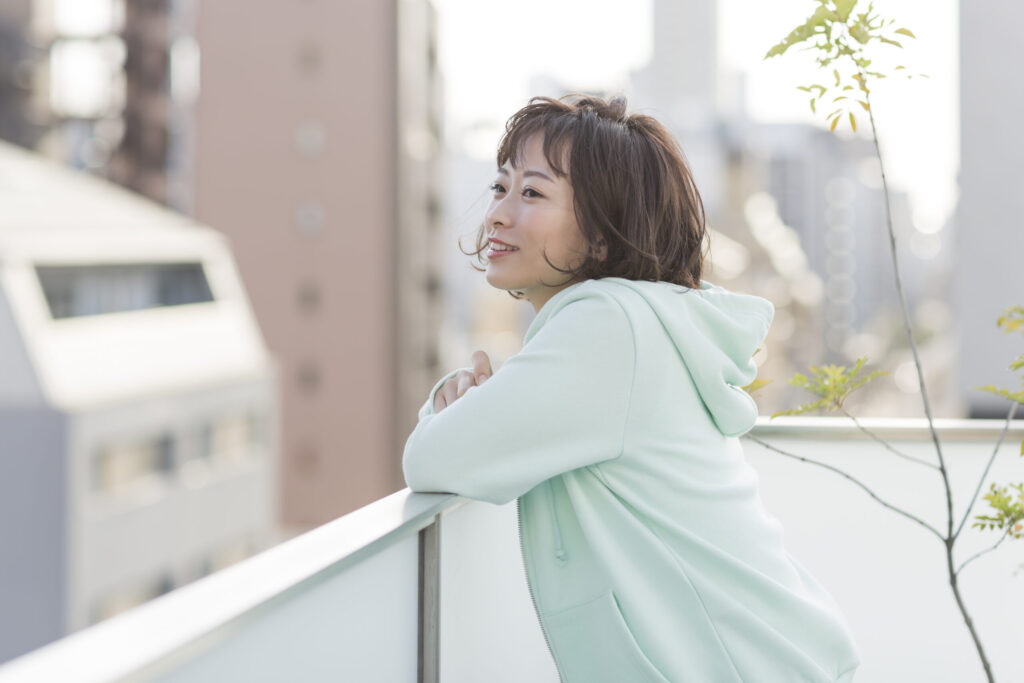 テラスで微笑む女性