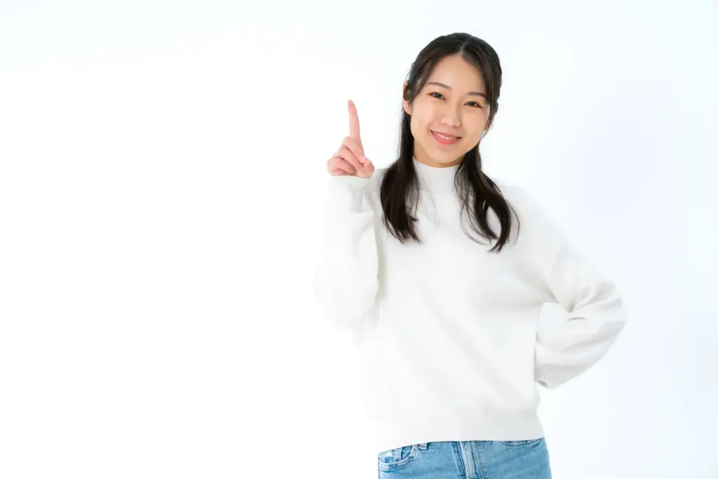 人差し指を立ててている女性