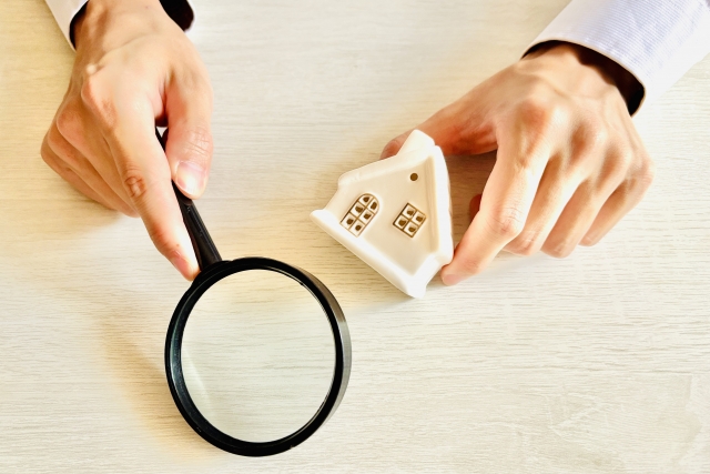 家と虫眼鏡の写真