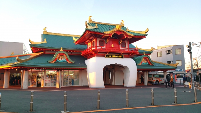 片瀬江ノ島駅の特徴的な竜宮城デザインの外観