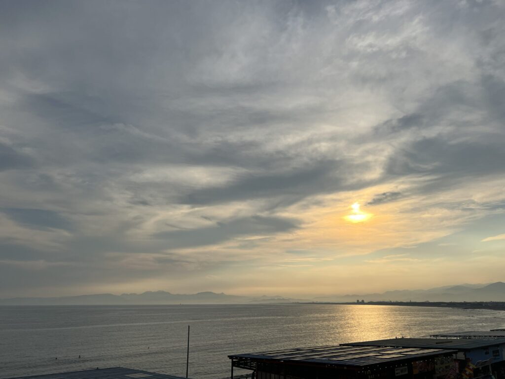 湘南の海に沈む夕日と穏やかな海の風景