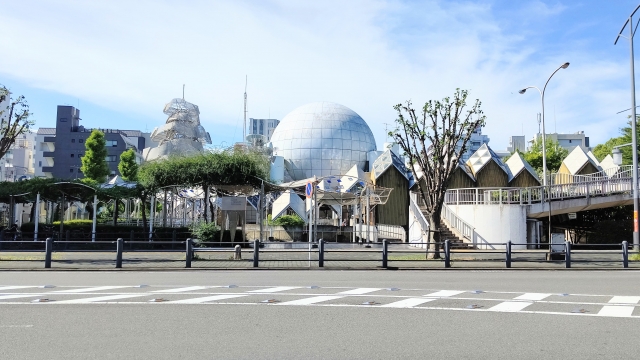 湘南台文化センターの外観と周辺の様子