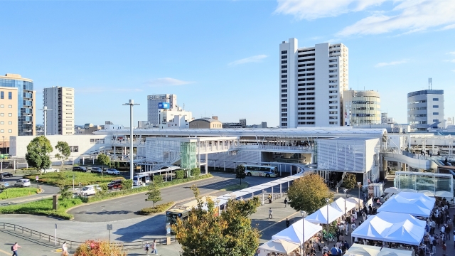 辻堂駅の外観と駅周辺の街並みの様子