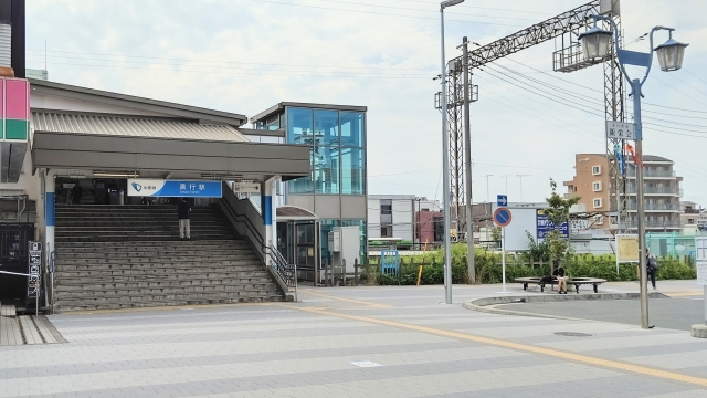 善行駅周辺の落ち着いた住宅街と駅の様子