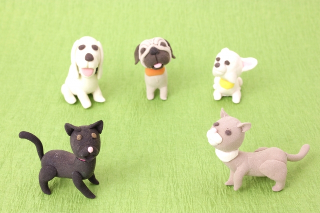 猫と犬のぬいぐるみ