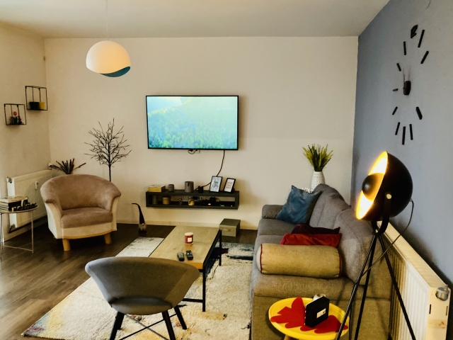 壁掛けテレビのある部屋