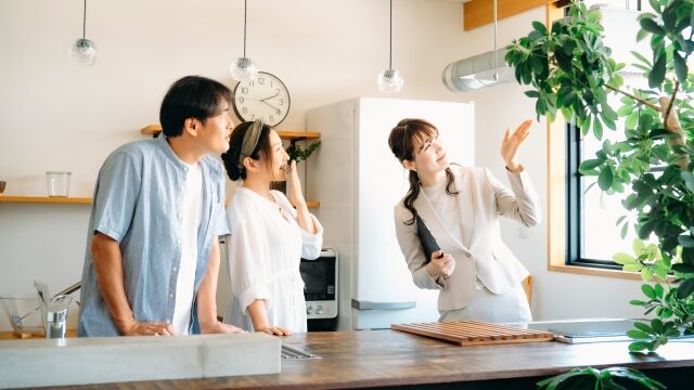 内見している若夫婦